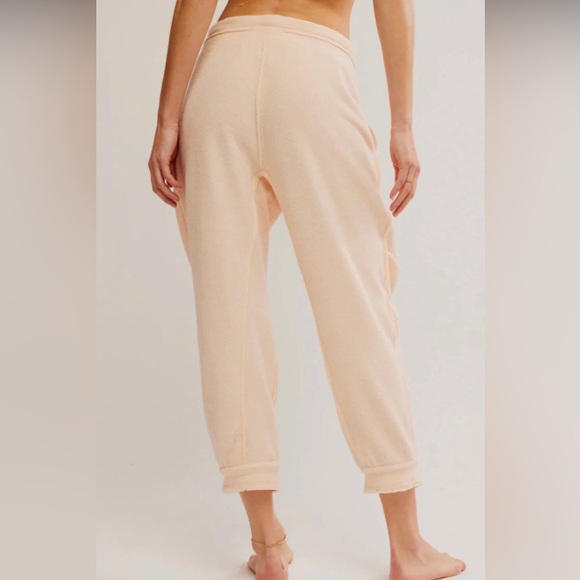 Free People day off peachy pink jogger sweater NWOT ONLY JOGGERS ⭐️ - Picture 2 of 8